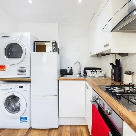 Apartment 2 Bedroom Charming & Magnificent Flat London