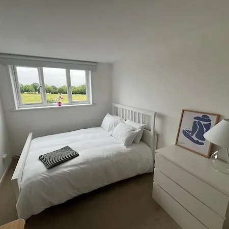 Spacious Flat Close To Elizabeth Line Apartment *