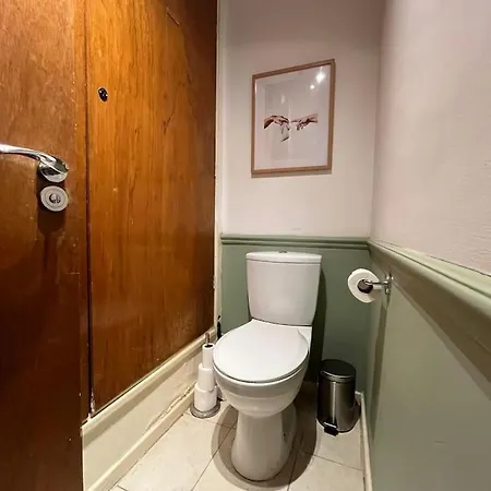 Spacious Flat Close To Elizabeth Line * London
