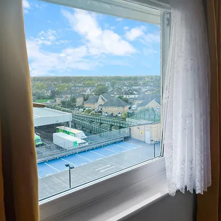 Stylish Near Heathrow, Skyline Views * Feltham