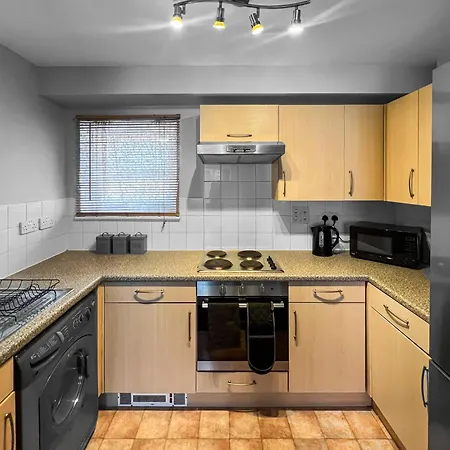 Stylish Near Heathrow, Skyline Views * Feltham