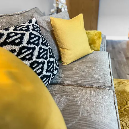 Stylish Near Heathrow, Skyline Views *