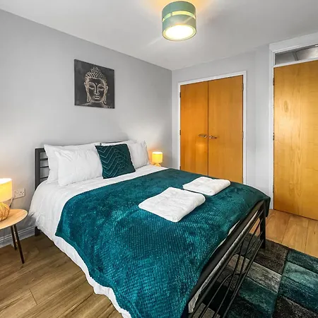 Stylish Near Heathrow, Skyline Views