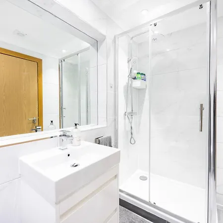 2 Bedroom Charming & Magnificent Flat * London