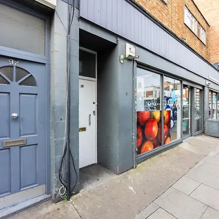 2 Bedroom Charming & Magnificent Flat Apartment London