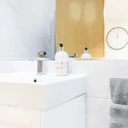 2 Bedroom Charming & Magnificent Flat London