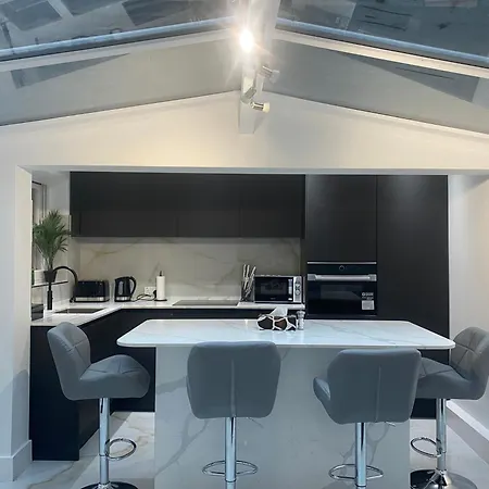 Stylish 2-bedroom Getaway In The Heart Of Chelsea Apartment