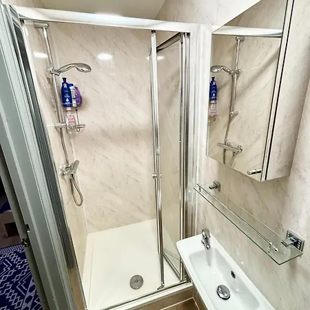 Cozy Ensuite In The Heart Of