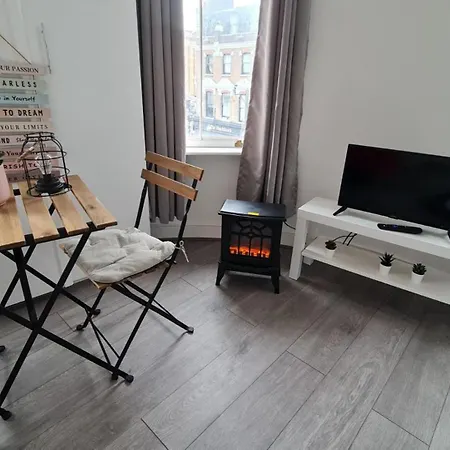 Cosy With Kitchenette And Private Bathroom - 15mins To London! *