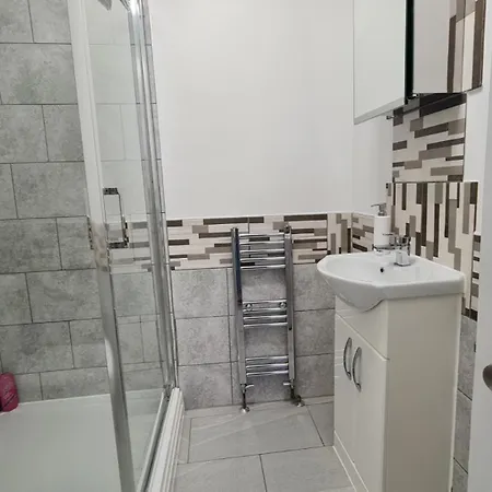 Cosy With Kitchenette And Private Bathroom - 15mins To London!