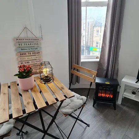 Cosy With Kitchenette And Private Bathroom - 15mins To London! *