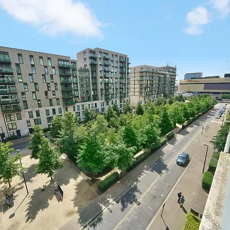 Amazing 2 Bedroom Flat In E20 公寓