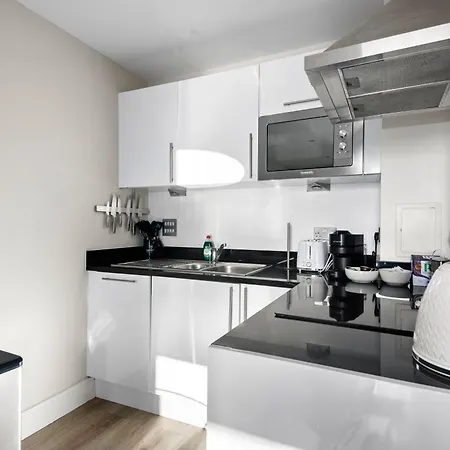Londwell, Canary Wharf Skyline Balcony Apartment London