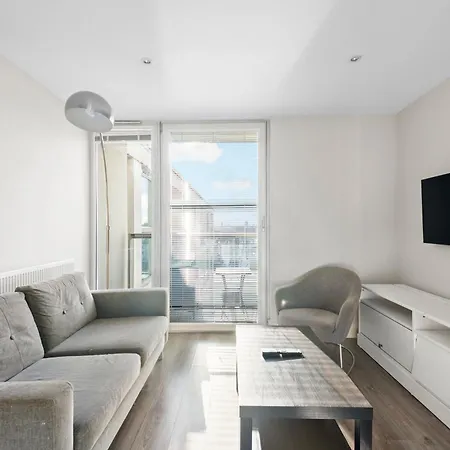Londwell, Canary Wharf Skyline Balcony Apartment