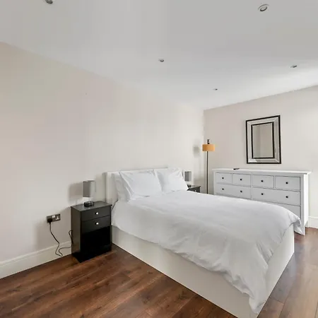 Londwell, Canary Wharf Skyline Balcony Apartment *