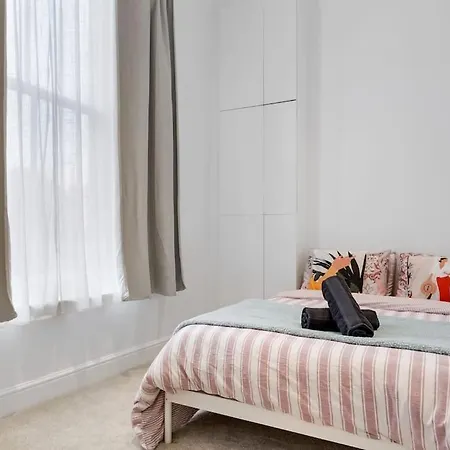 Modern Spacious 2 Bedroom Flat In 伦敦