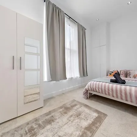 Modern Spacious 2 Bedroom Flat In