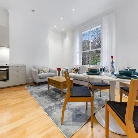 Modern Spacious 2 Bedroom Flat In * 伦敦
