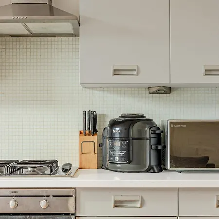 Spacious & Bright 1 Bdr Apt On The Kings Road *