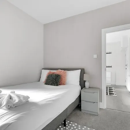 Ultimate Base - 1bd Flat, Perfect For Oasis, Coldplay, West End דירה *