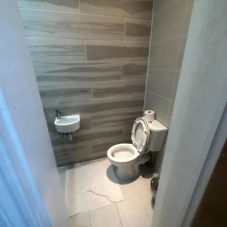 Apartment With Bathroom *