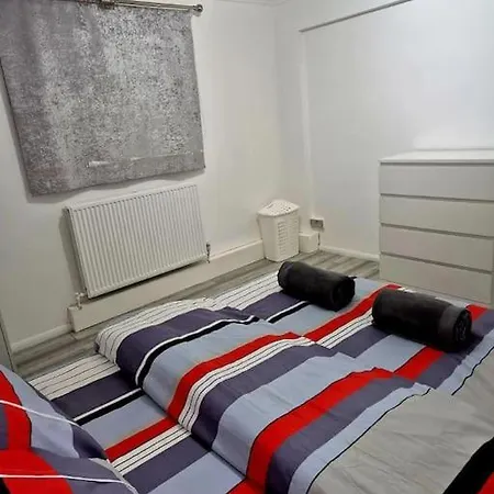 Newly Fitted 2 Bedroom Battersea Flat Apartment London