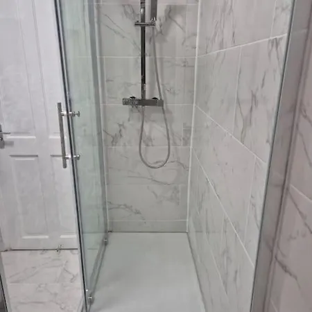 Newly Fitted 2 Bedroom Battersea Flat Apartment London