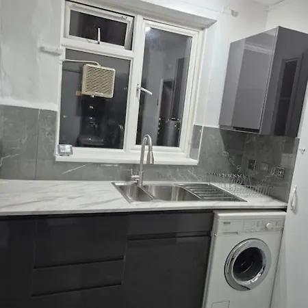 Newly Fitted 2 Bedroom Battersea Flat *