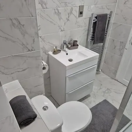 Newly Fitted 2 Bedroom Battersea Flat * London