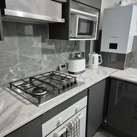 Newly Fitted 2 Bedroom Battersea Flat Apartment London