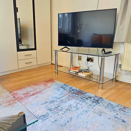 Bright & Spacious In Building With Lift, Right Next To Bayswater Station - Walk To Kensington Palace, Hyde Park, Little Venice & Notting Hill