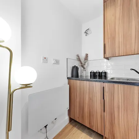 Modern 4br House, Brentford,pvt Garden,parking Apartment *