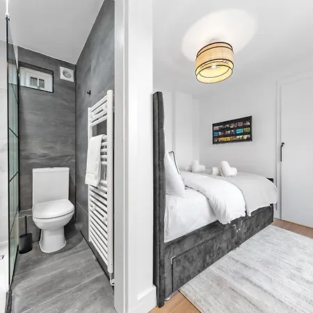 Modern 4br House, Brentford,pvt Garden,parking * Brentford