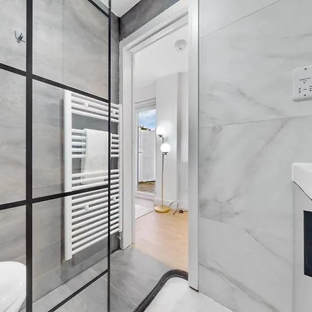 Apartment Modern 4br House, Brentford,pvt Garden,parking *