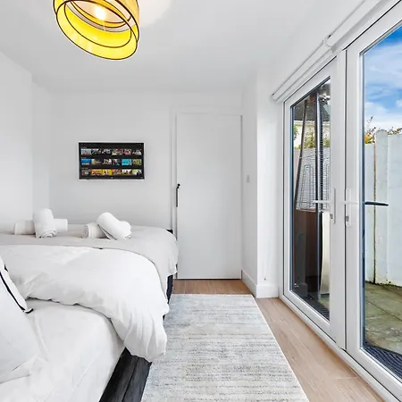 Modern 4br House, Brentford,pvt Garden,parking Brentford