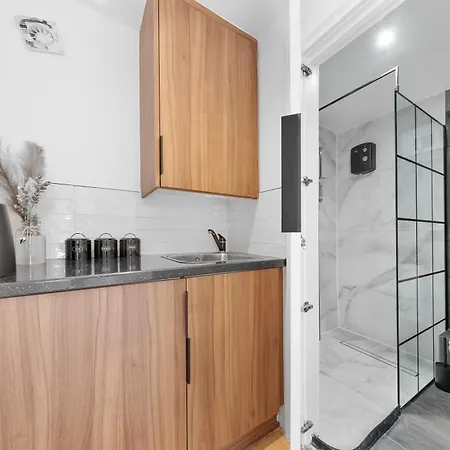 Modern 4br House, Brentford,pvt Garden,parking * Brentford