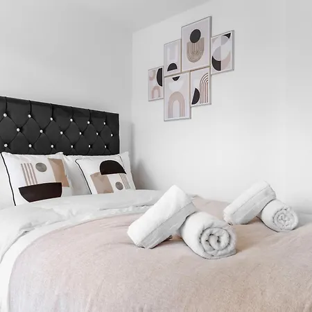 Modern 4br House, Brentford,pvt Garden,parking