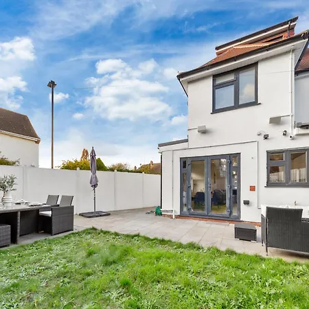 Modern 4br House, Brentford,pvt Garden,parking Apartment