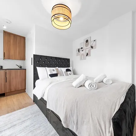 Modern 4br House, Brentford,pvt Garden,parking Apartment *