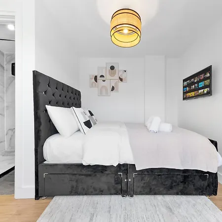Modern 4br House, Brentford,pvt Garden,parking Apartment *