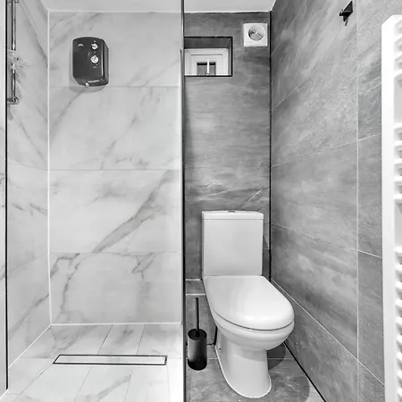 Modern 4br House, Brentford,pvt Garden,parking Apartment