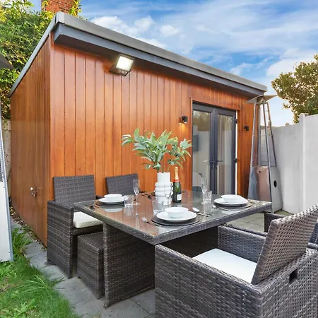 Modern 4br House, Brentford,pvt Garden,parking * Brentford