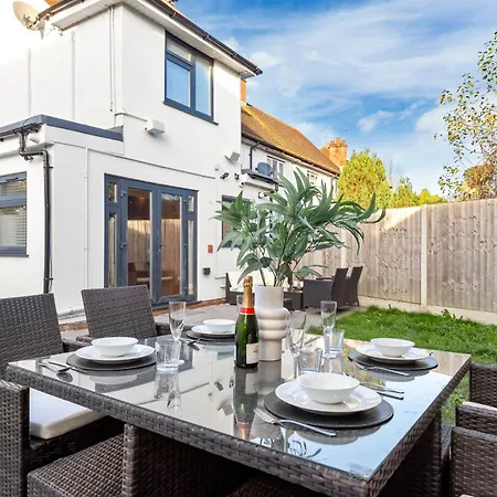Modern 4br House, Brentford,pvt Garden,parking Apartment