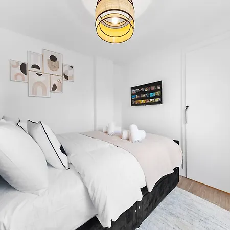Apartment Modern 4br House, Brentford,pvt Garden,parking *
