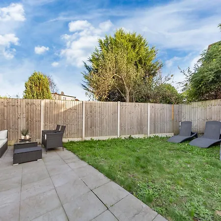 Modern 4br House, Brentford,pvt Garden,parking Apartment