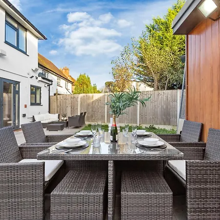 Modern 4br House, Brentford,pvt Garden,parking Apartment Brentford