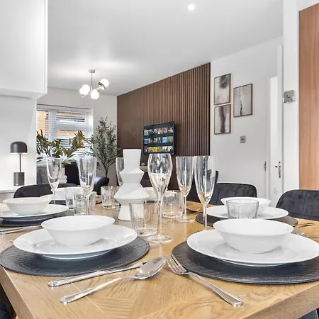 Apartment Modern 4br House, Brentford,pvt Garden,parking