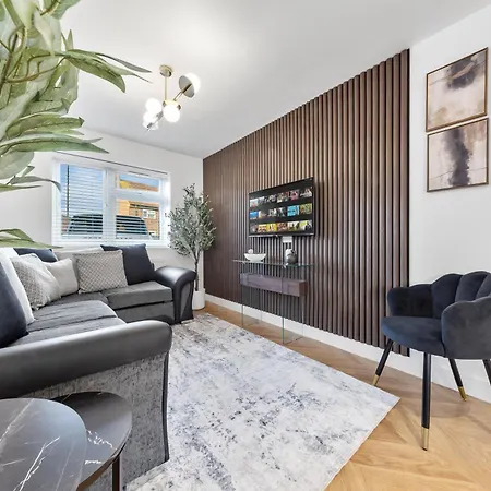 Modern 4br House, Brentford,pvt Garden,parking Apartment *
