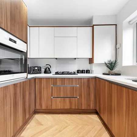 Apartment Modern 4br House, Brentford,pvt Garden,parking Brentford