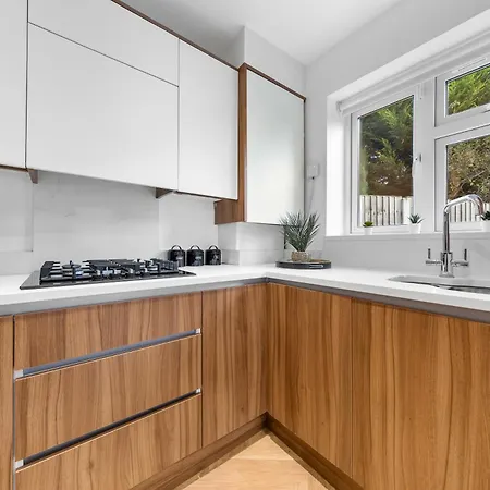 Modern 4br House, Brentford,pvt Garden,parking